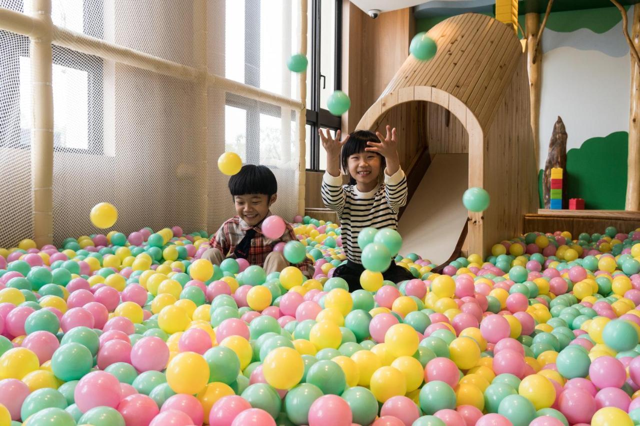 Evergreen Palace Hotel Chiayi Taibao Eksteriør bilde Children playing in a ball pit